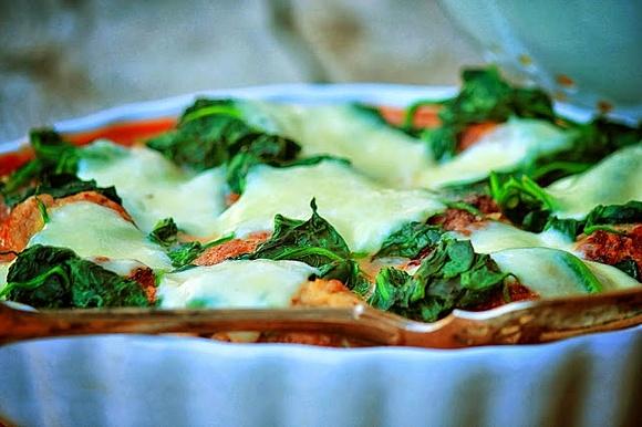Klopsiki z sosem pomidorowym i szpinakiem pod mozzarellą