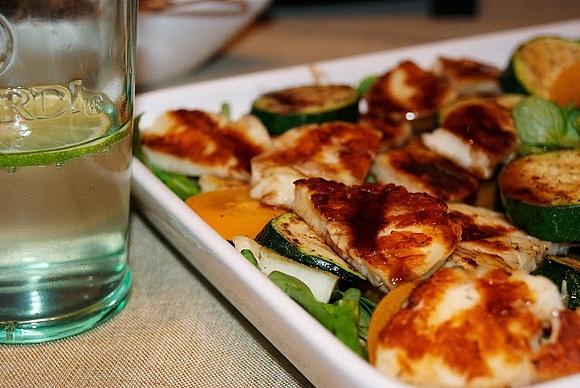 Sałatka z grillowaną cukinią i serem halloumi