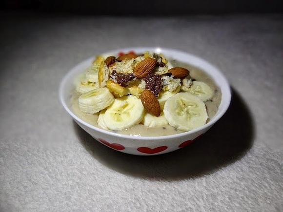 Kawowe budyniowe płatki ryżowe z bananem i migdałami