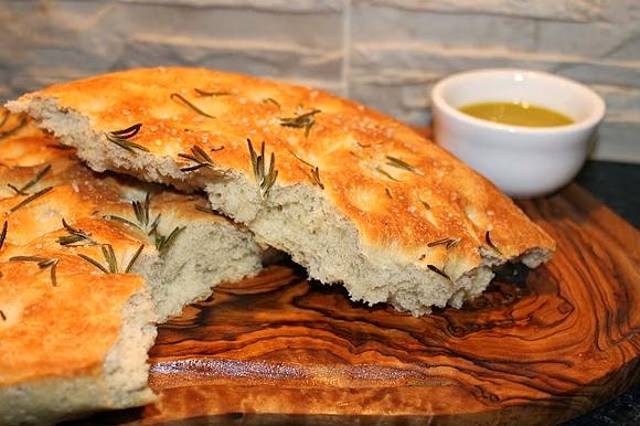 Focaccia z rozmarynem i solą morską