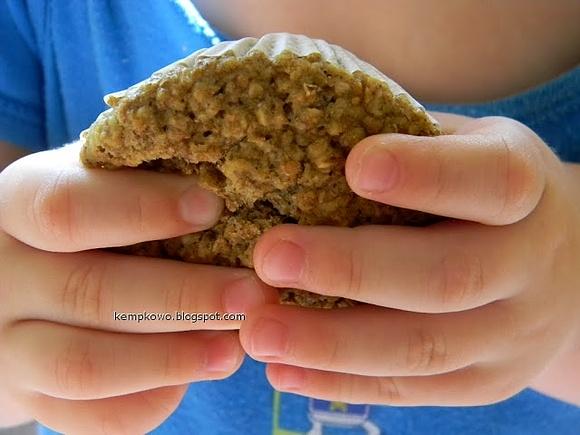 Pełnoziarniste muffinki owsiane z sezamkami i mlekiem orzechowym