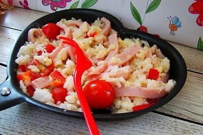 Śniadaniowy ryż z pomidorkami i mozzarellą