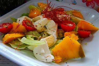 Sałatka z jajkiem, mango i mozzarellą – przepis na pyszną i zdrową sałatkę