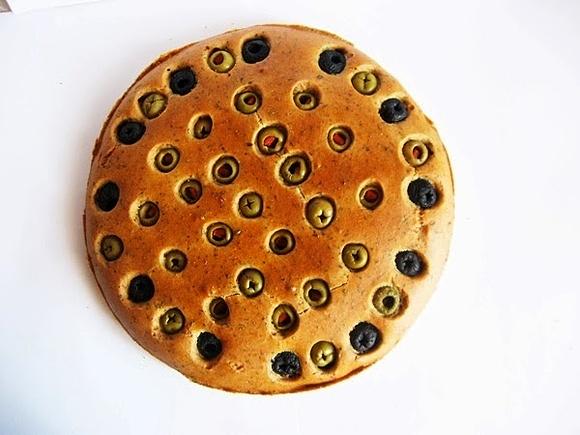 Chlebek oliwkowy w stylu focaccia