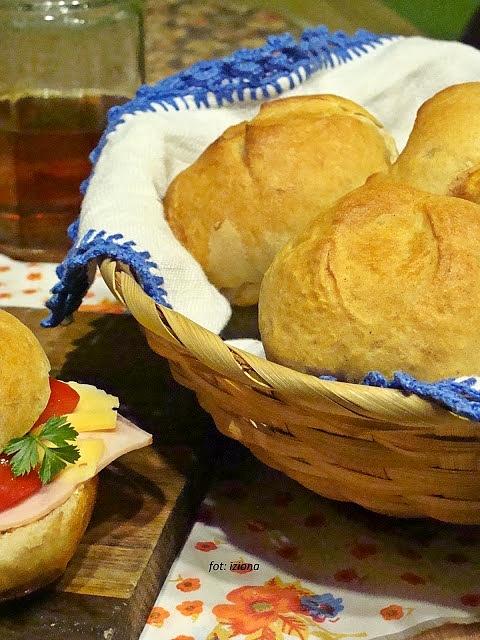 Bułeczki na drożdżach - domowe pieczywo w stylu piekarni