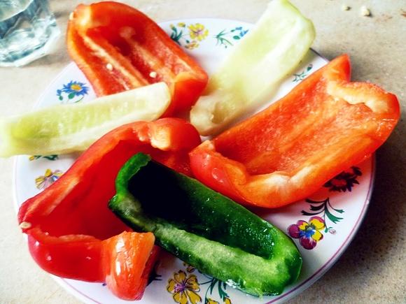 Pasta kanapkowa z papryki i fety na śniadanie