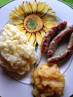 Kiełbaski z duszonymi jabłkami na obiad
