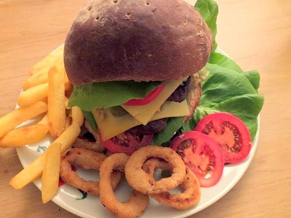 Męska uczta - hamburger z karmelizowaną cebulą