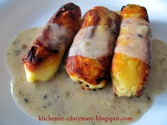 Krokiety ziemniaczane w sosie pieczarkowym