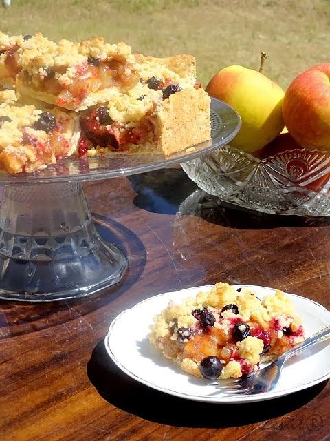 Tarta z jabłkami i czarną porzeczką