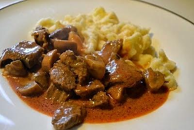 Boeuf Strogonoff z kluskami kładzionymi