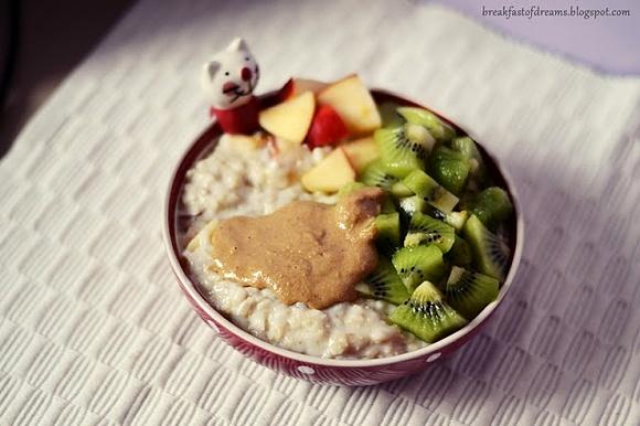 Kolorowa owsianka z jabłkiem, kiwi i tahini