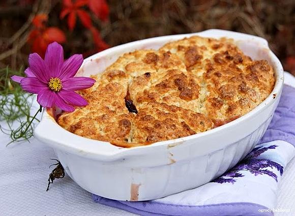 Cobbler z gruszką, jabłkiem, śliwką i lawendą