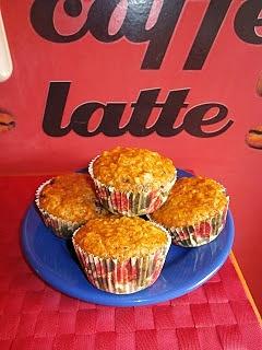 Marchewkowe muffiny z rodzynkami orzechami i jabłkiem