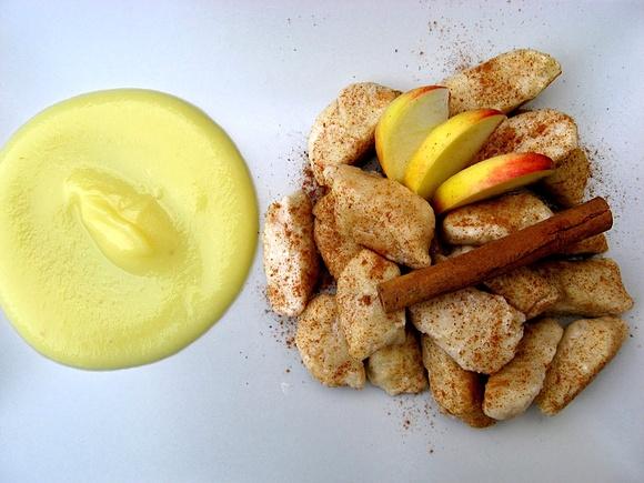 Leniwe pierogi z cynamonem w sosie jabłkowym