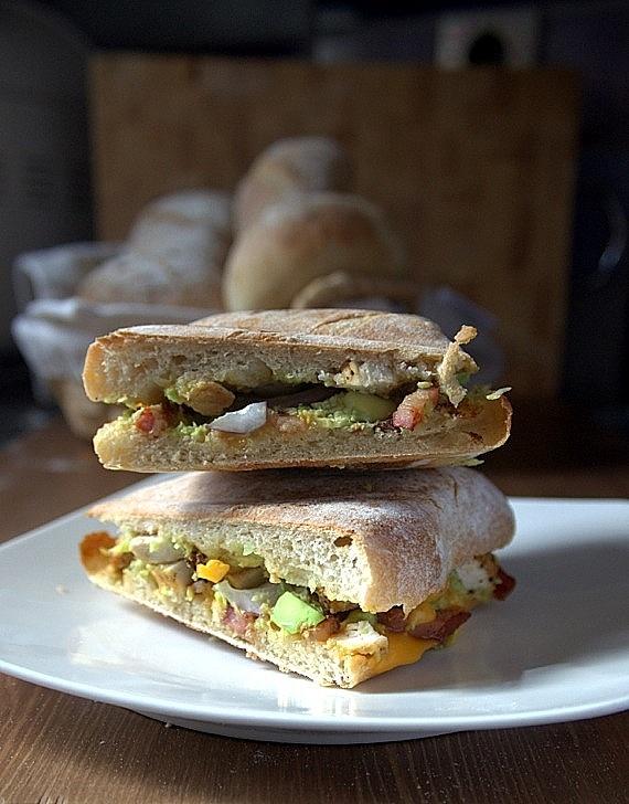 Panini z awokado boczkiem i kurczakiem