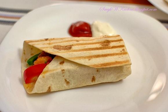 Tortilla z kurczakiem i warzywami w sosie pomidorowym