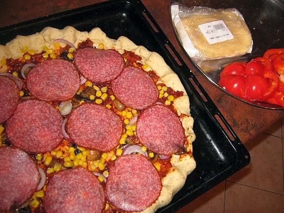 Włoska pizza salami na szybkim sosie pomidorowym
