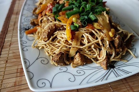 Kurczak z chińskim makaronem i sosem Hoisin
