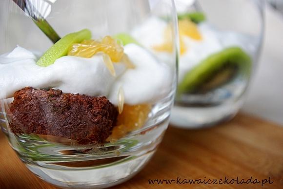 Brownies z bitą śmietaną kiwi i pomarańczą