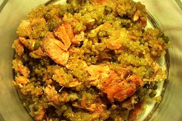 Quinoa z łososiem i fasolką mung