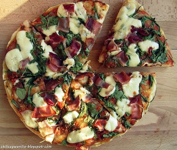 Pizza z rukolą, szynką szwarcwaldzką i mozzarellą