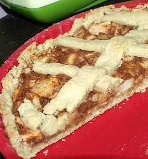 Tarta jabłkowa z cynamonem i lodami śmietankowymi