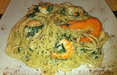 Spaghetti z sosem szpinakowym i krewetkami