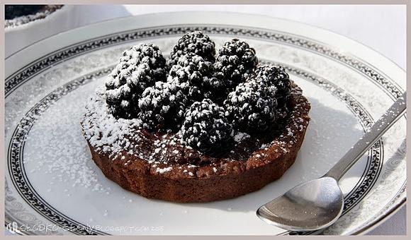 Tarta czekoladowa z jeżynami