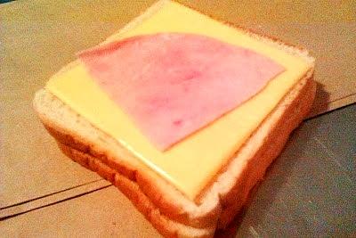 Tosty z serem, szynką, mozzarellą, suszonymi pomidorami i bazylią