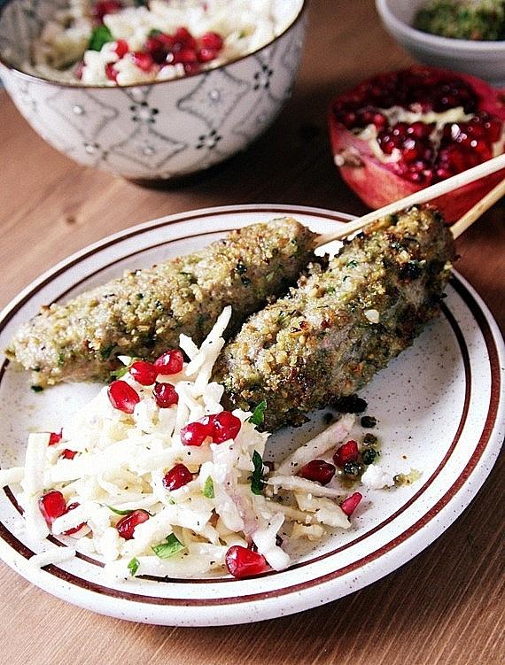 Kebab na patyku z pangratatto i surówka z selera i granatem