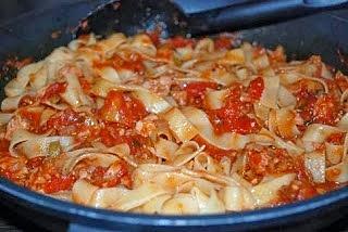 Tagliatelle z pomidorami tuńczykiem i owocami kaparu