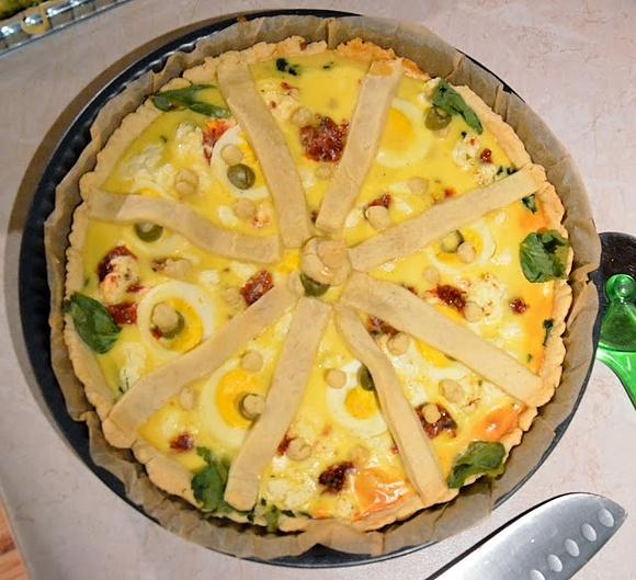 Tarta szpinakowa z serem feta i suszonymi pomidorami