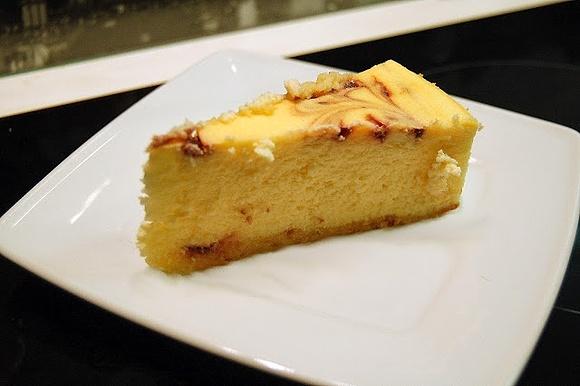 Sernik mascarpone na spodzie z białej czekolady z dżemem porzeczkowym
