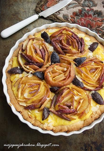 Tarta z kremem budyniowym i dekoracją z jabłkowych róż