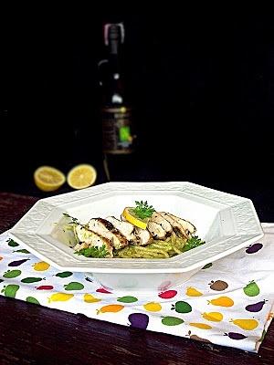 Spaghetti z sosem z awokado i grillowaną piersią z kurczaka