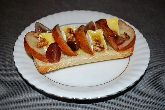 Grzanka z grillowaną gruszką i camembertem