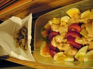 Sałatka z jajkiem i grzankami - szybki i tani lunch