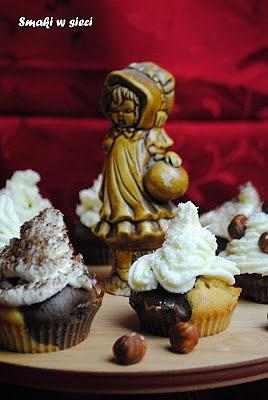 Dwukolorowe muffinki waniliowo-kakaowe z orzechami laskowymi i kremem kokosowym