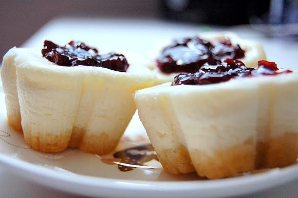 Mini serniczki na kruchym cieście z dżemem porzeczkowym