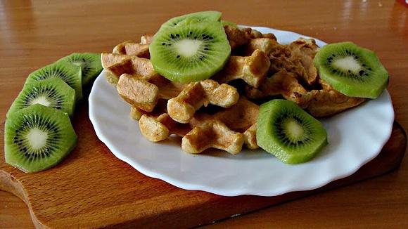 Gofry owsiane z masłem orzechowym i kiwi na słodko