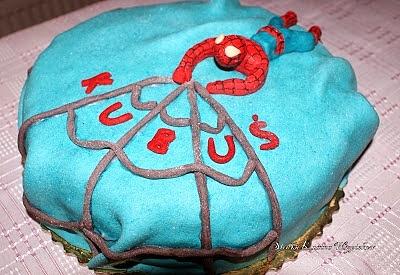Tort Spiderman dla miłośników Spidermana i marshmallow