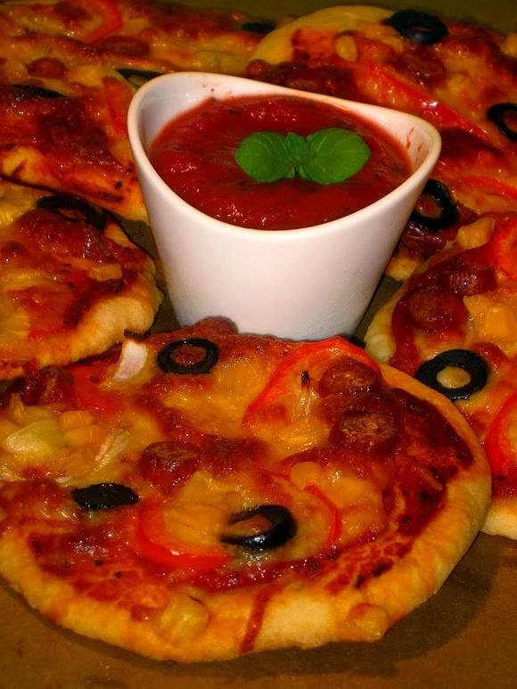 Mini pizze dla dzieci - proste przepisy na małe dania dla najmłodszych