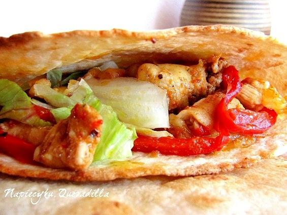 Quesadilla z kurczakiem i sałatką lodową