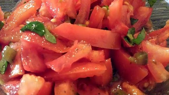 Szybka sałatka pomidorowa z jalapeno i bazylią