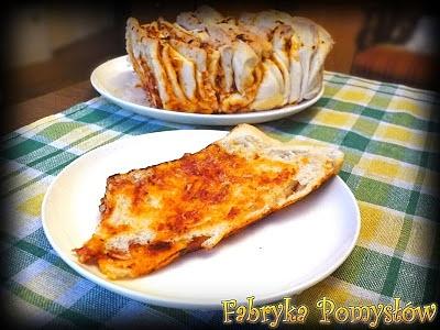 Odrywany chlebek pomidorowo-serowy z ziołami