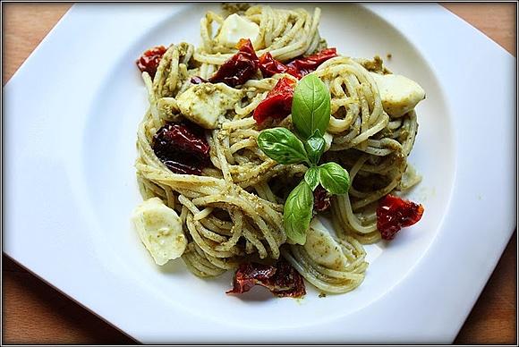 Spaghetti z pesto, suszonymi pomidorami i mozzarellą