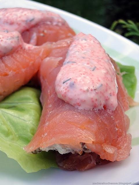 Roladki z łososia nadziewane serem ricotta i kurkami z sosem kawiorowym