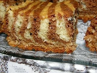 Ciasto czekoladowe z jajkami, cukrem i mąką