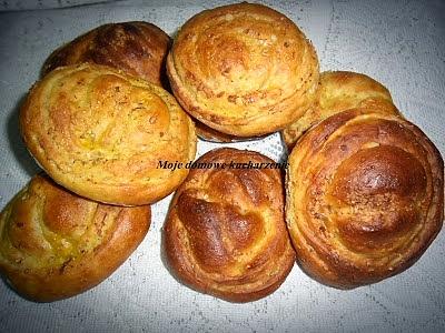 Drożdżówki z ricottą i mielonymi orzechami